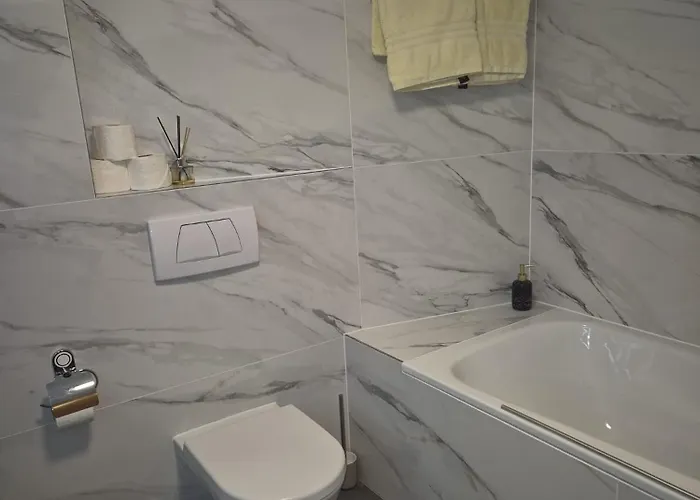 奥尔塔豪斯酒店 *